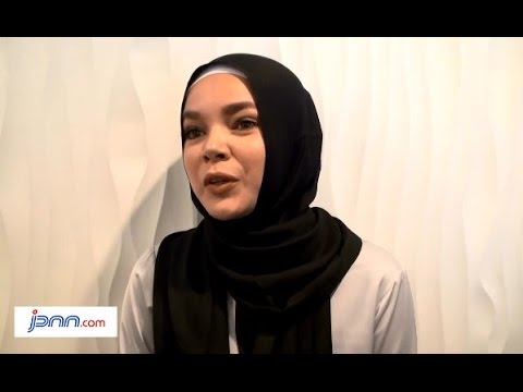 Romantic, Dewi Sandra and her husband eat sahur on the side of the road