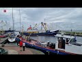 Kotter blokkeert haveningang van Urk uit onvrede over politieoptreden
