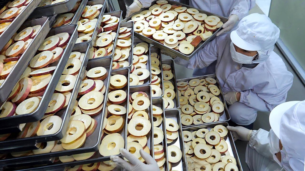 كيف تُصنع الفواكه المجففة بهذه الطريقة المذهلة؟