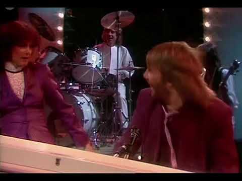 Frida and Benny head bump revamped!