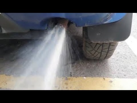 Motor mit BESCHÄDIGTER KopfDICHTUNG,WASSER tritt in den Zylinder ein und tritt durch den Auspuff aus