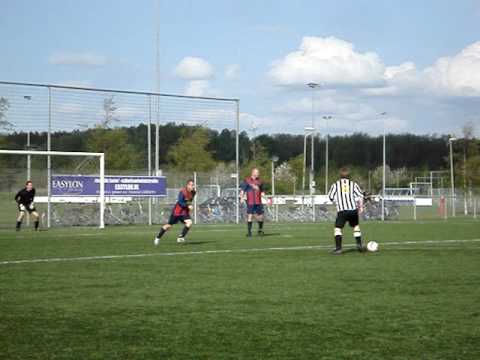 Victoria '04 7 - Zwaluwen 9 (01-05-2010) Doelpunt2 Bart