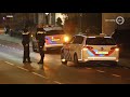 Automobilist ramt lantaarnpaal en knalt tegen hoekwoning