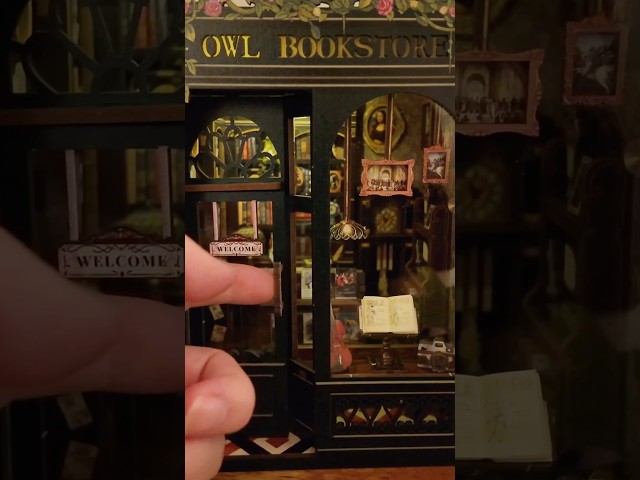 Vídeo relacionado con CUTEBEE Book Nook Kit - DIY Miniature House,Casa de muñecas en Miniatura,Kit de construcción con Cubierta Antipolvo y luz LED, Booknook Maquetas para Adultos para Construir(Owl Bookstore)