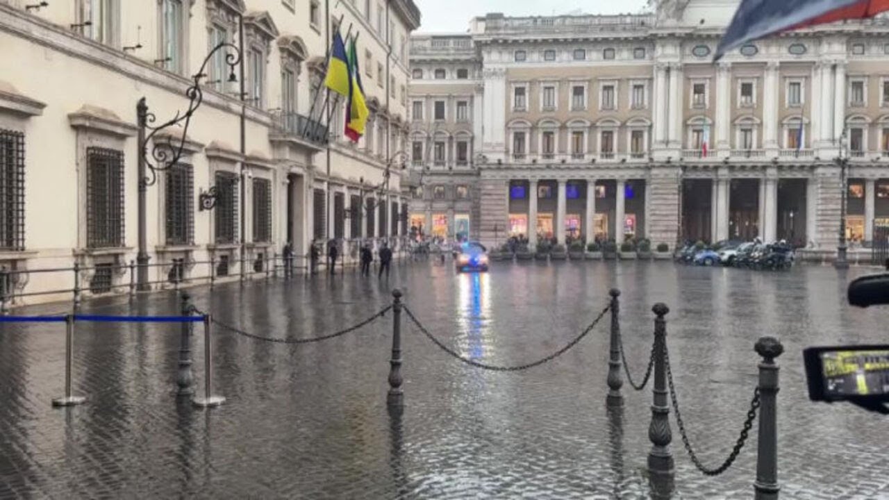 Zelensky arriva a Palazzo Chigi per incontro con Meloni. La pioggia e l’ingresso in macchina