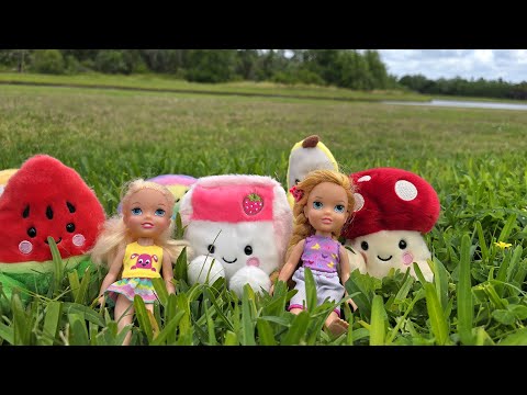 スーパー春の日！エルサ＆アナ幼児 - かくれんぼ - サプライズエッグ - バービー人形 (Super spring day ! Elsa & Anna toddlers - hide & seek - surprise eggs - Barbie dolls)