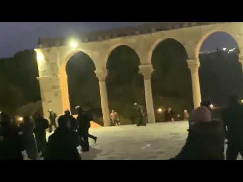 شاهد : الاحتلال يعتدي على المصلين  في الأقصى