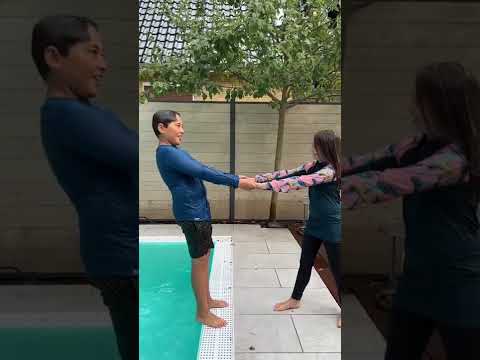 Pool Challenge 😁 Falsche Antwort landet im Wasser #shorts Clarielle