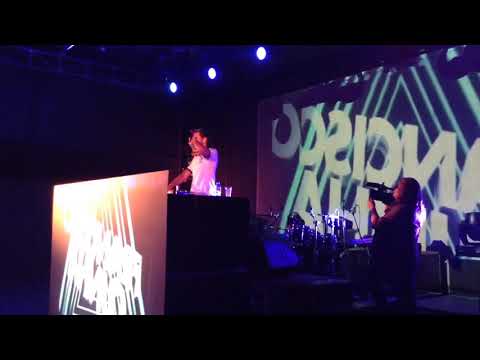 Francisco Cunha a partir a loiça no Festival da Povoação