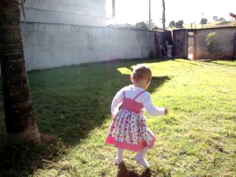 Jheniffer e Yasmin brincando no quintal da casa da prima