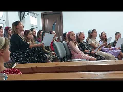 Domnul este bun si sfânt, el lucrează pe pământ