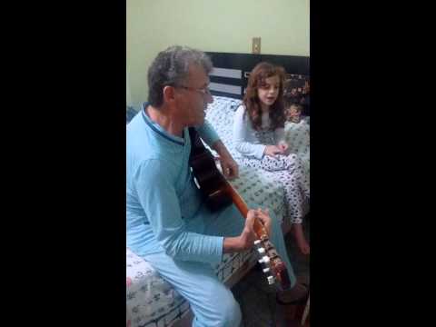 Manu cantando com vovô