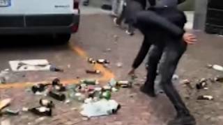 Trento, la protesta degli studenti: secchi dell'immondizia rovesciati e bottiglie rotte, cinque r...