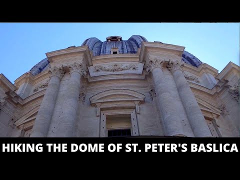 Caminhando pela cúpula da Basílica de São Pedro na Cidade do Vaticano