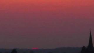 preview picture of video 'Leamington Spa sunsets turn red due to volcanic ash (April 2010)'