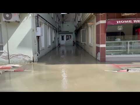 İskenderun'da lodos ve sağanak hayatı olumsuz etkiledi