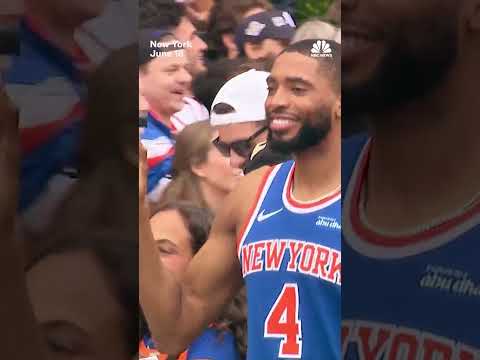 Knicks players arrive to NYC championship parade