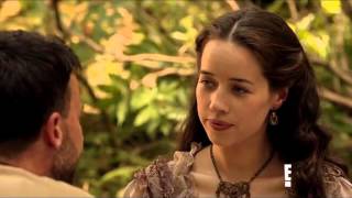 Lola et Narcisse s'embrassent