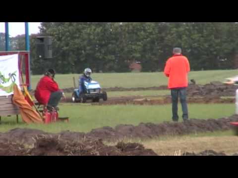 Nederlands en Overijsselse kampioenschap gazonmaaier race Wiharen 2011.mp4