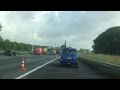 Marjanka heeft het best leuk in de file op de A16 tussen Breda en Rotterdam