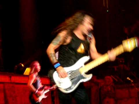 Iron Maiden live in Paris 2008 - Steve Harris in action (powerslave extract 2)