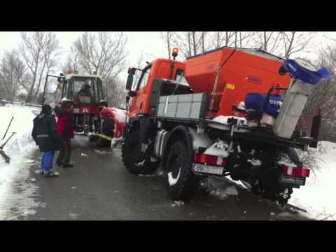 Sacando la Pala con ayuda del tractor en la entrada de Endó Olea