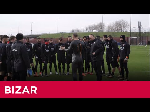 Ron Vlaar in duikpak naar training | Classic