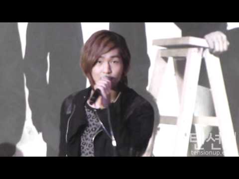 [fancam] 101120 SHINee onew eye contact with fancam @ Supporting Concert for Examinees
