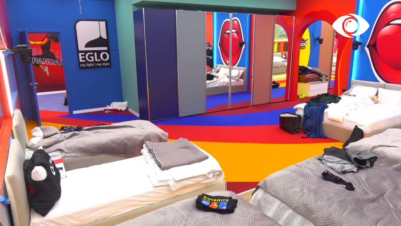 Luizi duke fjetur ndërkohë emri i tij shfaqet në ekran për të bërë dedikimin