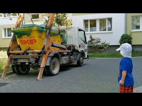 Mała śmieciarka podczas pracy