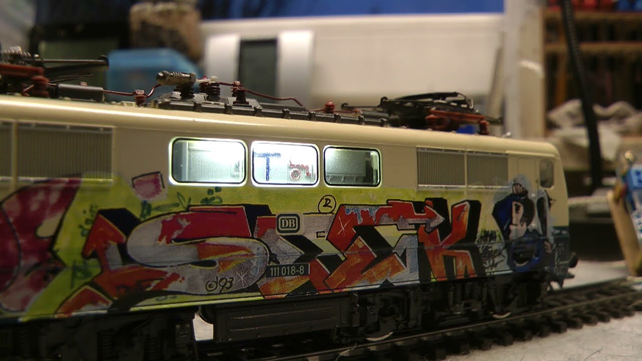 Wolfgangs Märklin Modellbahn-Märklin-E 111 bekomm ne Maschinenraumbeleuchtung mit Filament LED