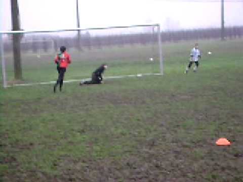 Miniemen Nieuwerkerken doen zidanemove richting doel.