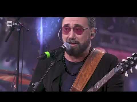 Federico Zampaglione immenso in Purple Rain a Radio2 SocialClub del 25/12/2024