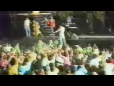 Freddie Mercury Stops Concert to Stop Fight in Audience (Queen Live at Slane Castle)
