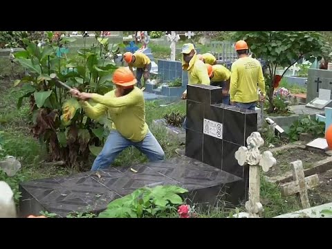 Bukele envía reclusos a destruir tumbas de pandilleros en el día de Todos los Santos