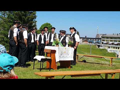 Jodlermesse mit der Jodlergruppe Alpegruess, Ennetbürgen. Urchig Jodlermessen auf der Klewenalp