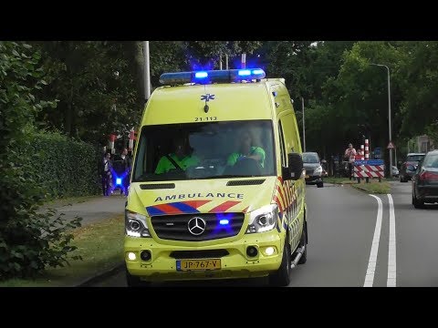 (Vast voor spoorbomen) A1 Ambulance 21-113 met spoed in Oss