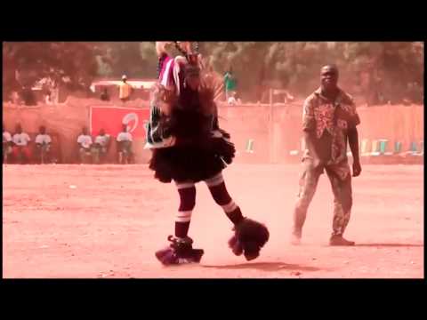 Улётный танец африканского парня. Вытворяет ногами немыслимое!