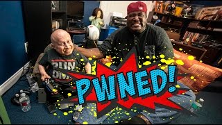 Quinton Aaron of The Blind Side VS. Verne Troyer playing NBA 2K - PWNED!