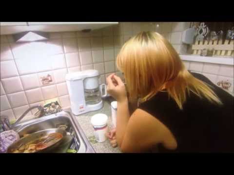 Dom blondje Joyce zet koffie in Komen Eten