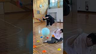 ボールを避けて全部ひろえ🏐