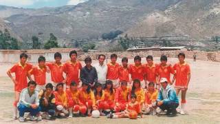 Marleny Huayapa canta al Colegio Manuel Seoane Corrales por su aniversario