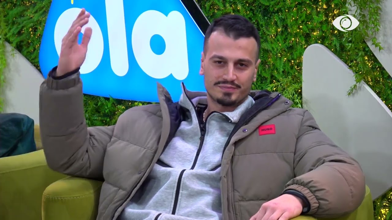 Kështu shitet karakteri, pastaj shitet fytyra/ Mal ironizon duke kënduar