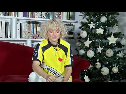 Lori Ciobotaru vă urează sărbători fericite alături de cei dragi!