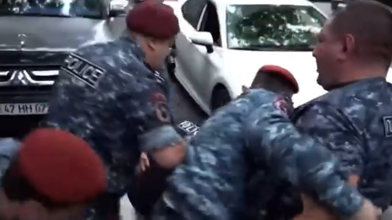 Ցուցարարին բերման ենթարկելու համար իրար հեծնող բերետ տեսա՞ծ կայիք