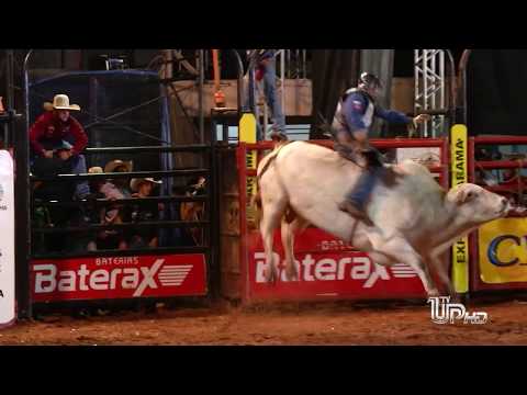 Final do rodeio lota a arena da Expo Umuarama.