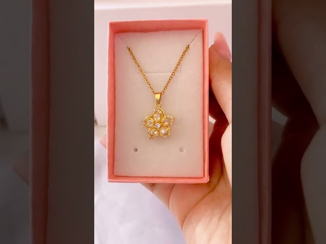 Vídeo relacionado con Kurtzy Cajas de Regalo para Joyas (Pack de 12) 8,5 x 6,5 x 2,5 cm Cajitas Regalo Mostrar Joyas Set 6 Colores - Caja Pequeña Regalo con Inserto Espuma para Pendientes, Collares, Brazaletes y Anillos