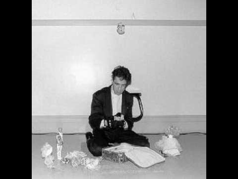 Vidéo : Un garçon ne joue pas avec des poupées