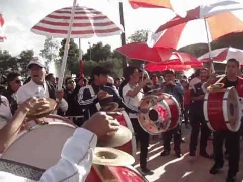 "Festejos de la Muerte Blanca a Liga de Quito por 83 años de Fundación." Barra: Muerte Blanca &bull; Club: LDU