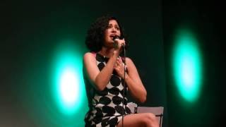 Elena Gadel cantando "Bebiendo a Sorbos" en Sta. Coloma de Farners